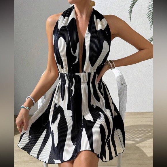 Women's Printed Pleated Halter Neck Backless Vacation Dresses - Picture 2 of 4